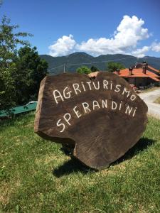 サン・マルチェッロ・ピストイエーゼにあるAgriturismo Sperandiniの芝生の上に用具を置くと言う標識