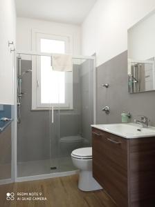 La salle de bains est pourvue d'une douche, de toilettes et d'un lavabo. dans l'établissement Tra le nuvole, à Favignana