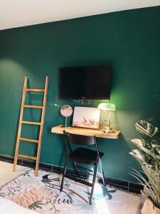 TV a/nebo společenská místnost v ubytování Very Hotel