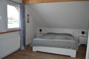 Ένα ή περισσότερα κρεβάτια σε δωμάτιο στο HM - Ferienhaus 1 Deluxe Krombachtalsperre Westerwald exklusive verbrauchte NK