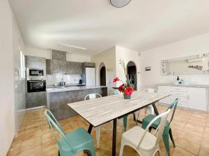 Una cocina y un comedor con mesa y sillas. en Villa Cristopol, en L'Ampolla