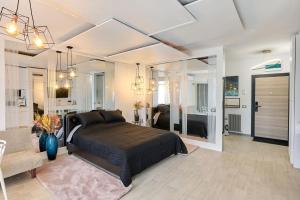 TV a/nebo společenská místnost v ubytování Fantasy studio- Spa n Pools beach resort