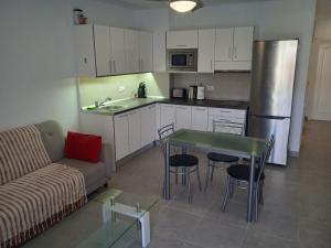 Majoituspaikan Modern 1 bed Apartment Cristianos keittiö tai keittotila