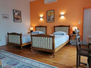 En eller flere senge i et værelse på Au Puy Des Vérités