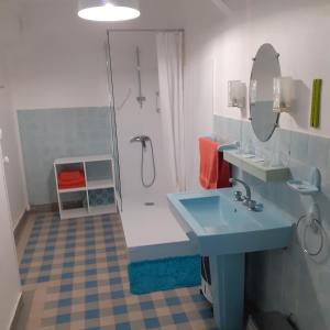 ein Bad mit einer Dusche und einem blauen Waschbecken in der Unterkunft Chambres d'hôtes GOBILLON in Maintenon