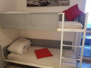 アルバールにあるStudio Clos des Gentianesのはしご付きの部屋の二段ベッド2台