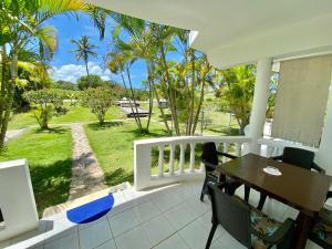 eine Veranda mit einem Tisch und Stühlen sowie Meerblick in der Unterkunft Casa Blanca Samaná - Las Galeras in Las Galeras