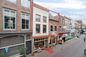 una strada vuota in una città con edifici di Voorstraat-Straatzicht Boven a Dordrecht