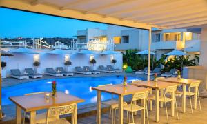 Bazén v ubytování Elounda Garden Suites Heated Pool nebo v jeho okolí