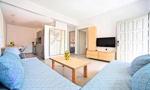 TV a/nebo společenská místnost v ubytování Elounda Garden Suites Heated Pool