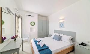 Postel nebo postele na pokoji v ubytování Elounda Garden Suites Heated Pool