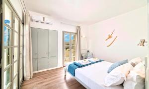 Postel nebo postele na pokoji v ubytování Elounda Garden Suites Heated Pool