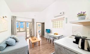 Kuchyň nebo kuchyňský kout v ubytování Elounda Garden Suites Heated Pool