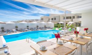 Bazén v ubytování Elounda Garden Suites Heated Pool nebo v jeho okolí