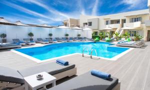 Bazén v ubytování Elounda Garden Suites Heated Pool nebo v jeho okolí