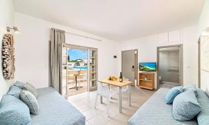 Posezení v ubytování Elounda Garden Suites Heated Pool