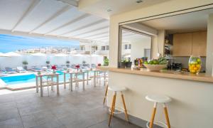 Nápoje v ubytování Elounda Garden Suites Heated Pool