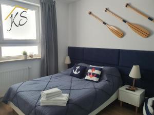 ヤストシェンビャ・グラにあるBarrakuda Willa Nordのベッドルーム1室(青いベッド1台、壁に野球バット付)