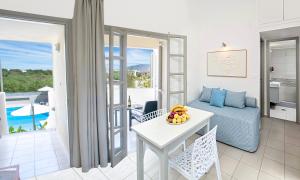 Bazén v ubytování Elounda Garden Suites Heated Pool nebo v jeho okolí