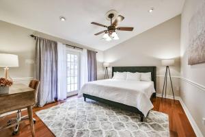 מיטה או מיטות בחדר ב-Perfect Residential Retreat For Familiesfriends