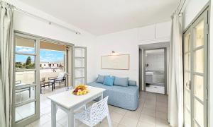 Posezení v ubytování Elounda Garden Suites Heated Pool