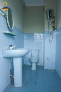 A bathroom at Yaarl Hostels