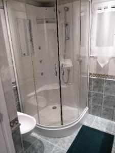 y baño con ducha y lavamanos. en À 10min de la Croisette, bas de Villa Piscine Chauffée, en Le Cannet