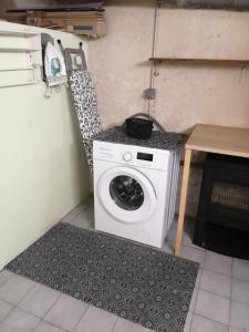 a washing machine in a small room with a table at Villa Jasmin, bas de villa, à 10 min de Cannes, piscine privée in Le Cannet +6 photos