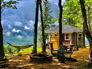 una casita en el bosque con una hamaca en The Lodge @ America’s Switzerland, en North Adams