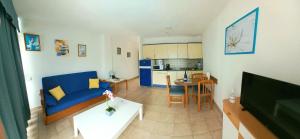 プラヤ・デル・クーラにあるApartamento El Cardenalのリビングルーム(青いソファ付)、キッチン