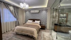 Cama o camas de una habitación en للعوائل فقط !!! مودرن دوبلكس فاخر جدا Luxury Modern Duplex in Cairo