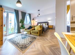 salon z kanapą i stołem w obiekcie Apartamenty Izerskie - ul. Cicha 13H-I w Świeradowie Zdroju