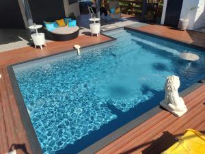 Bazén v ubytování MALAKA F1 TOUT CONFORT Le Moule avec Piscine nebo v jeho okolí