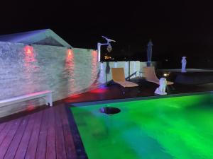 Bazén v ubytování MALAKA F1 TOUT CONFORT Le Moule avec Piscine nebo v jeho okolí