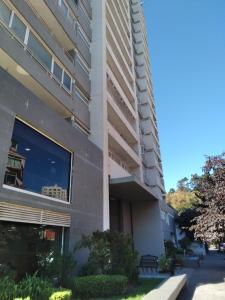 un edificio de apartamentos con una escalera lateral en Bello Centro, en Concepción