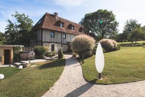 康布勒梅尔Maisons d'hôtes - Domaine Le Coq Enchanté的屋前展示的冲浪板