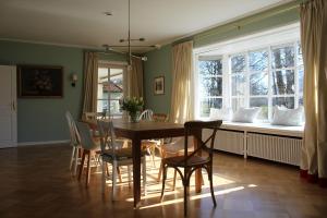 d'une salle à manger avec une table, des chaises et une fenêtre. dans l'établissement Haus Donata, à Fischerhude