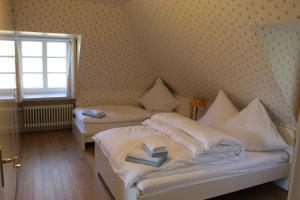 - une chambre avec 2 lits et une fenêtre dans l'établissement Haus Donata, à Fischerhude