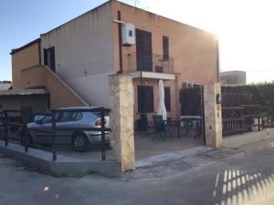 un'auto parcheggiata di fronte a una casa di Sebastiano. Appartamento a 1,2 km dallo Stagnone a Marsala