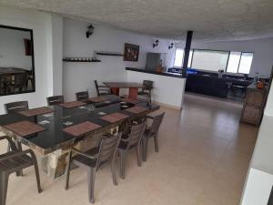 een eetkamer met een grote tafel en stoelen bij Casa campestre Finca la Roca in La Mesa