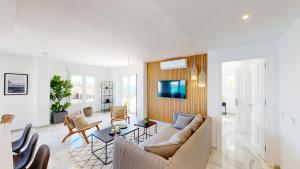 sala de estar con sofá y mesa en Los Flamingos - Front Line Apartment La Cala, en Mijas Costa