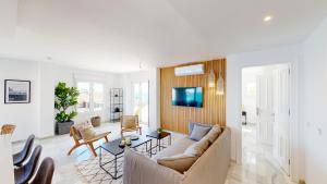 Televízia a/alebo spoločenská miestnosť v ubytovaní Los Flamingos - Front Line Apartment La Cala