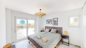 Posteľ alebo postele v izbe v ubytovaní Los Flamingos - Front Line Apartment La Cala