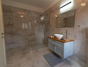 y baño con lavabo y ducha. en King's bed - Stay Royal and Stylish Bahai's Garden, en Haifa