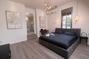 Un dormitorio con una cama grande y una ventana en King's bed - Stay Royal and Stylish Bahai's Garden, en Haifa
