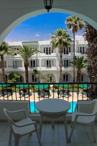 Вид на бассейн в Emira Hotel или окрестностях
