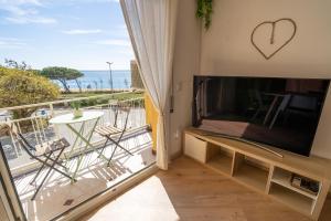 TV a/nebo společenská místnost v ubytování HomeHolidaysRentals Eiffel - Costa Barcelona