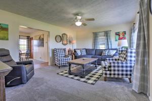 Imagen de la galería de Charming East Bernstadt Retreat Less Than 6 Acre Farm!, en East Bernstadt