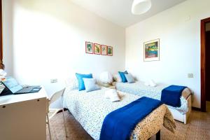 Hostly - Family Home Cisanello tesisinde bir odada yatak veya yataklar