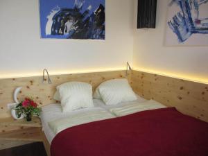 Łóżko lub łóżka w pokoju w obiekcie Zirbensuite Turracher Höhe